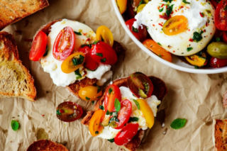 Grzanki z burratą, które smakują jak wakacje we Włoszech. Gotowe w kilka chwil