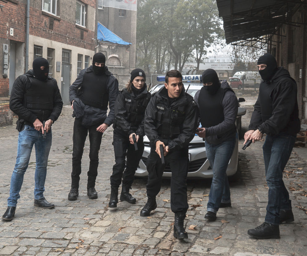 Policjantki i Policjanci odcinki 615-619 streszczenie. Zieliński i Zatońska ochraniają sędziego, który otrzymuje listy z podróżkami 