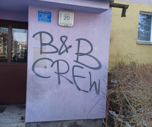 Zniszczone ściany bloków GSM w Nowym Sączu