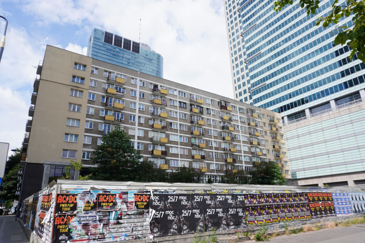 To wskutek protestów mieszkańców tego bloku projektant hotelu uwzględnił "dziurę"