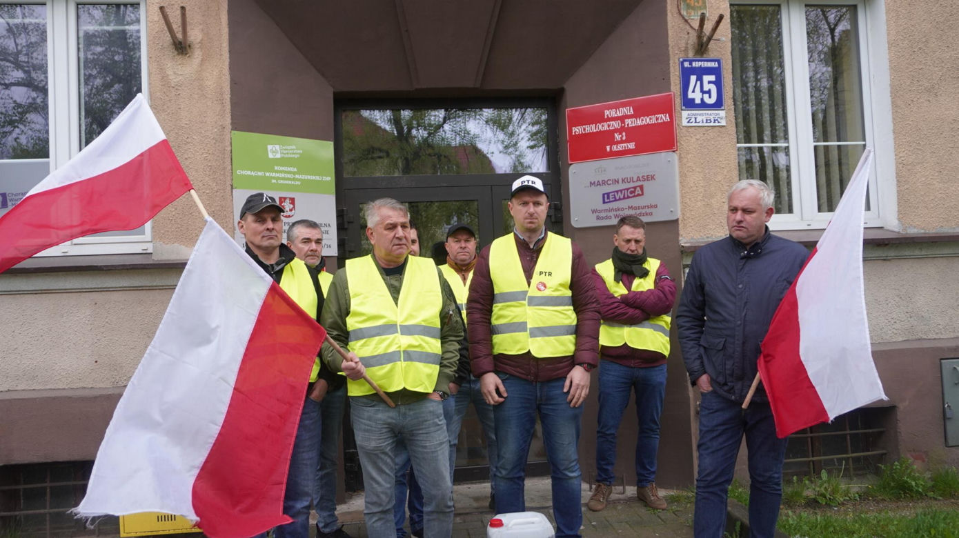 Rolnicy z Warmii i Mazur pod biurem posła Lewicy