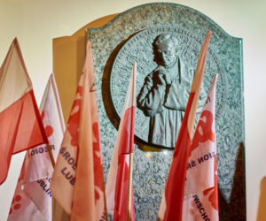 Znicze i flagi pod pomnikami. Lublin uczcił rocznicę 13 grudnia