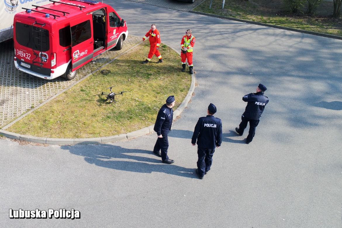 Policjanci kontrolują zielonogórzan z drona