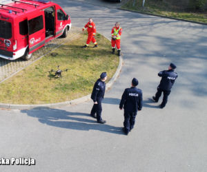 Policjanci kontrolują zielonogórzan z drona