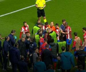 Zadyma podczas meczu Atletico - Manchester City