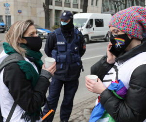 Protest przed TK 10.03.2021: Protestujące przykuły się od ogrodzenia