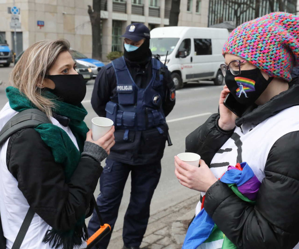 Protest przed TK 10.03.2021: Protestujące przykuły się od ogrodzenia