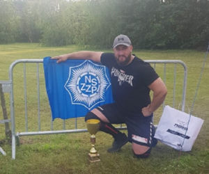 Policjant z Olsztyna niczym Pudzian