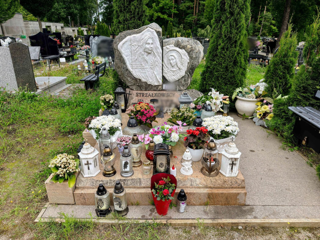 Mama 13-letniej Izy spoczęła obok swojej córki. Nigdy nie doczekała zatrzymania jej zabójcy