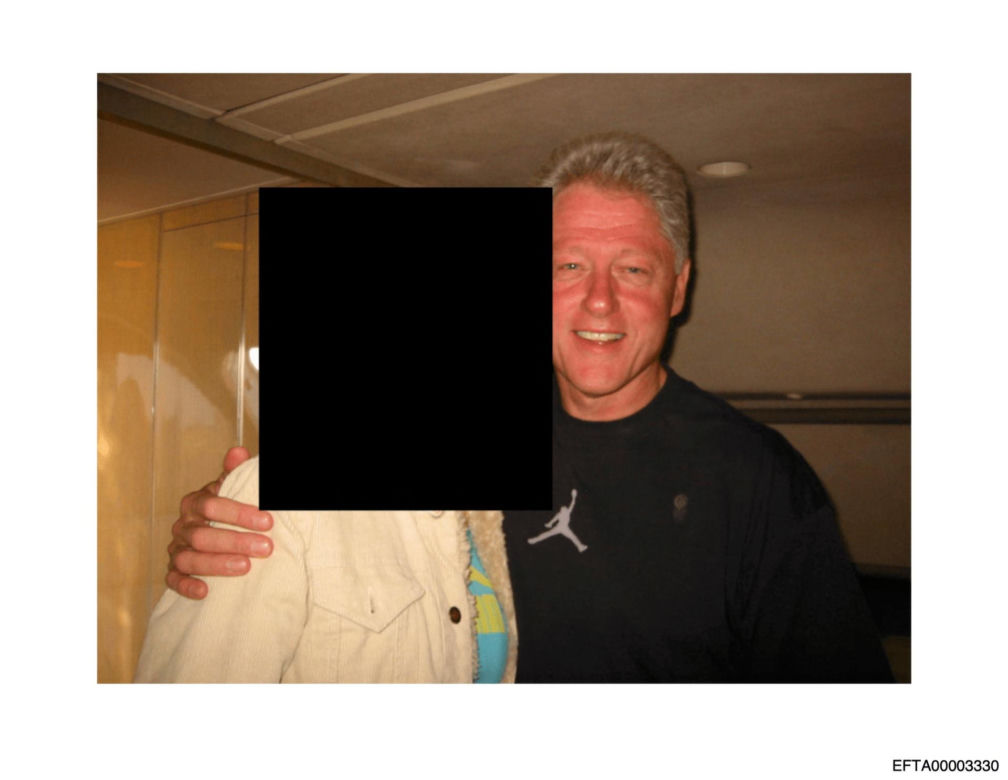 Opublikowano kolejną partię zdjęć z "akt Epsteina" wśród nich Bill Clinton i Michael Jackson