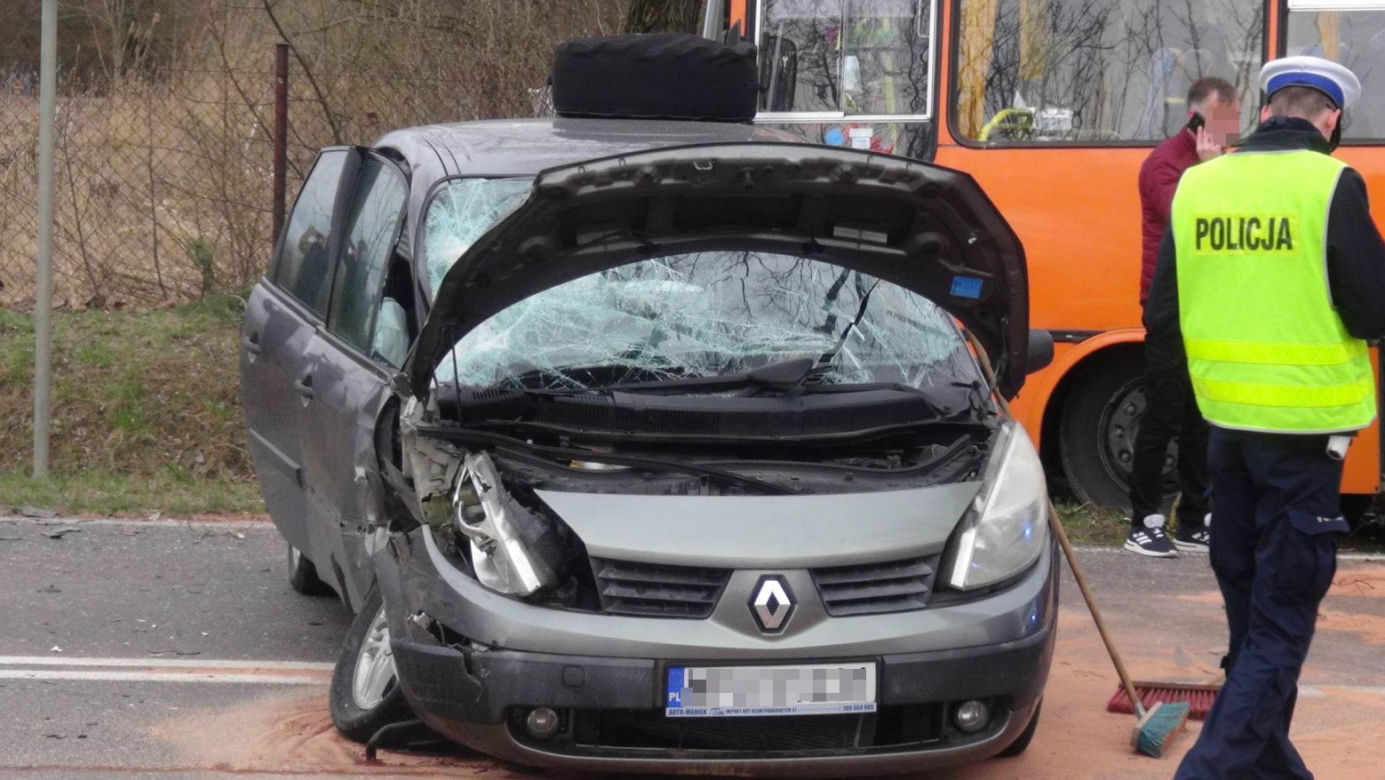 Dramat pod Legionowem. Autobus z dziećmi roztrzaskał się o drzewo. Są ranni