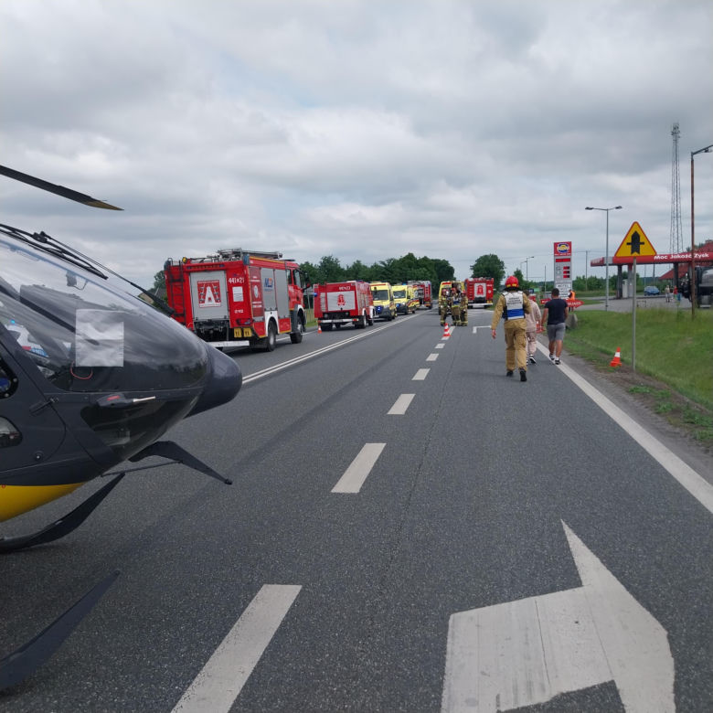 Poważny wpadek koło Krośniewic. W zderzeniu busa z ciężarówką rannych zostało 11 osób