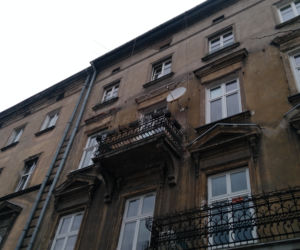 Z kamienicy przy ul. Sarego odpadł tynk. Uszkodzone samochody
