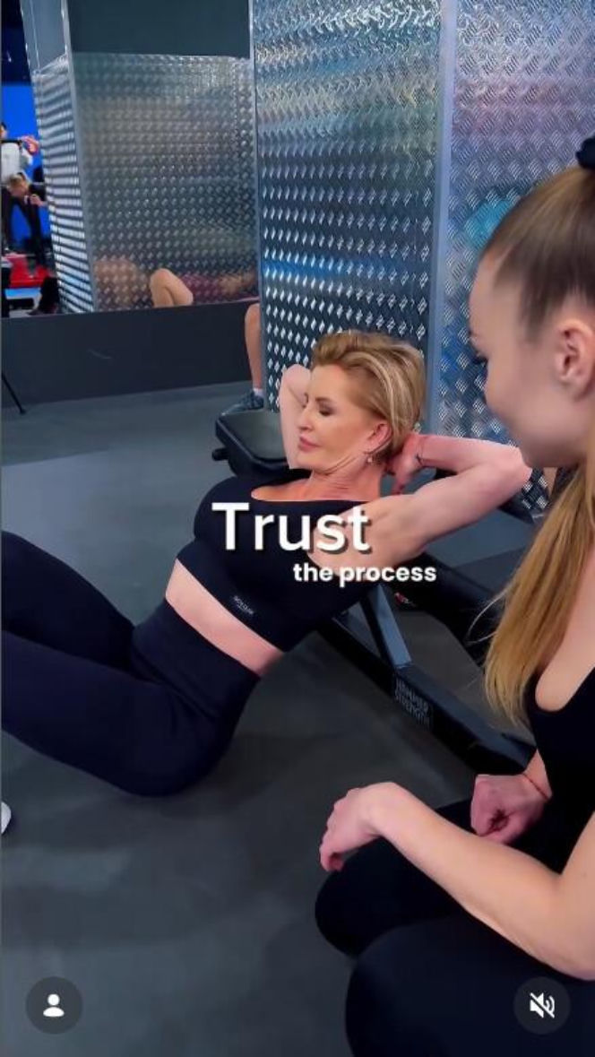 Nie dzierga szalików, nie opiekuje się wnukami. Joanna Racewicz nie daje sobie w kaszę dmuchać!