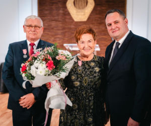 Złoty Gody par małżeńskich w Siedlcach - wręczenie pamiątkowych medali