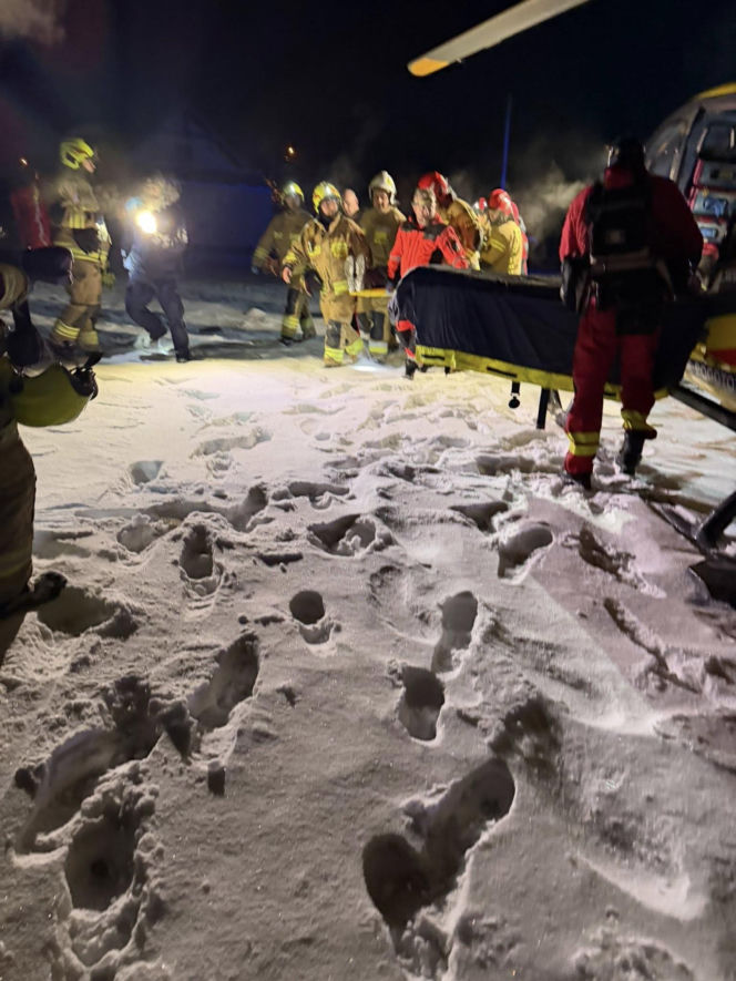 Ciągnik przygniótł mężczyznę. Dramatyczna walka o życie i akcja LPR