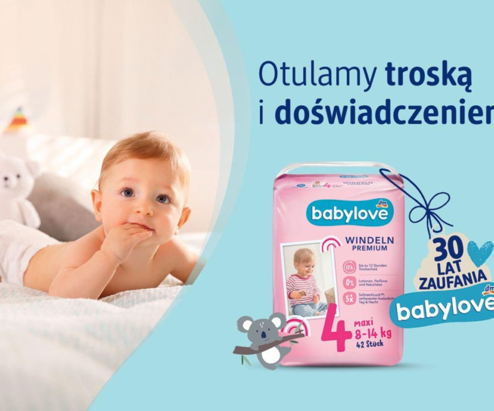 Niemowlę leżące na brzuchu. Obok pieluszki babylove z napisem 30 lat zaufania. O jubileuszu marki przeczytasz na Eska.