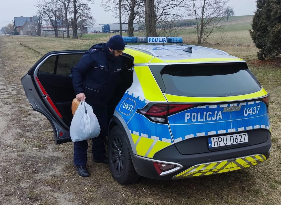 Nie tylko egzekwują prawo, ale także niosą pomoc. Policjanci z Wielkopolski otoczyli pomocą bezdomnego