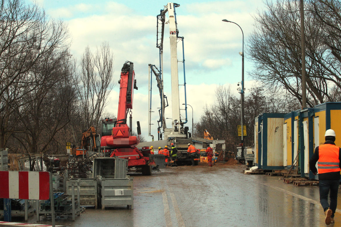 Leją beton na Marywilskiej. Remont walącego się wiaduktu wszedł w kluczowy etap