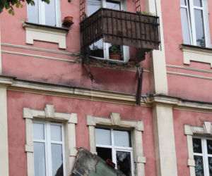 Runęli z balkonem, winnych nie ma