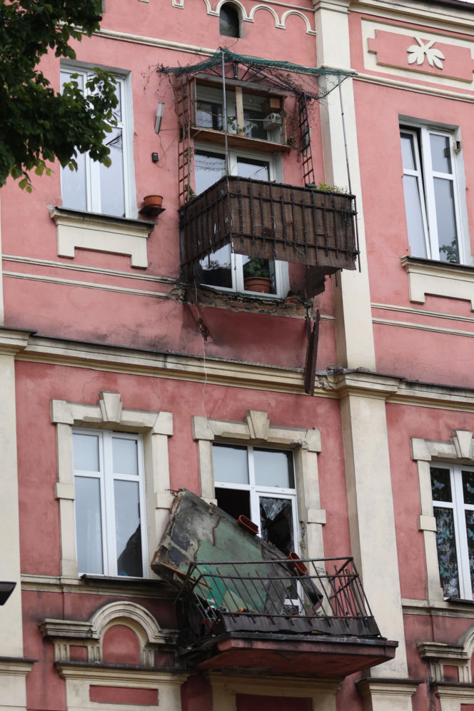 Runęli z balkonem, winnych nie ma