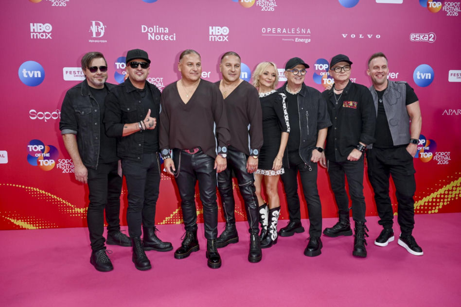 Ależ się wystroiły gwiazdy w 2. dniu festiwalu! Chylińska kolorowa jak papuga, Krupińka elegancka, jak królewna a panowie w podkoszulkach i krótkich spodenkach