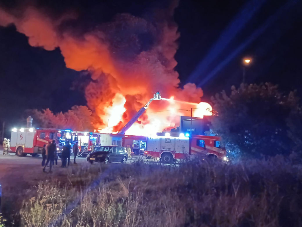 Pożar w Czeladzi. Płonie hala produkcyjna