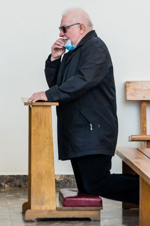 Lech Wałęsa zdjął maseczkę w kościele [ZOBACZ ZDJĘCIA]