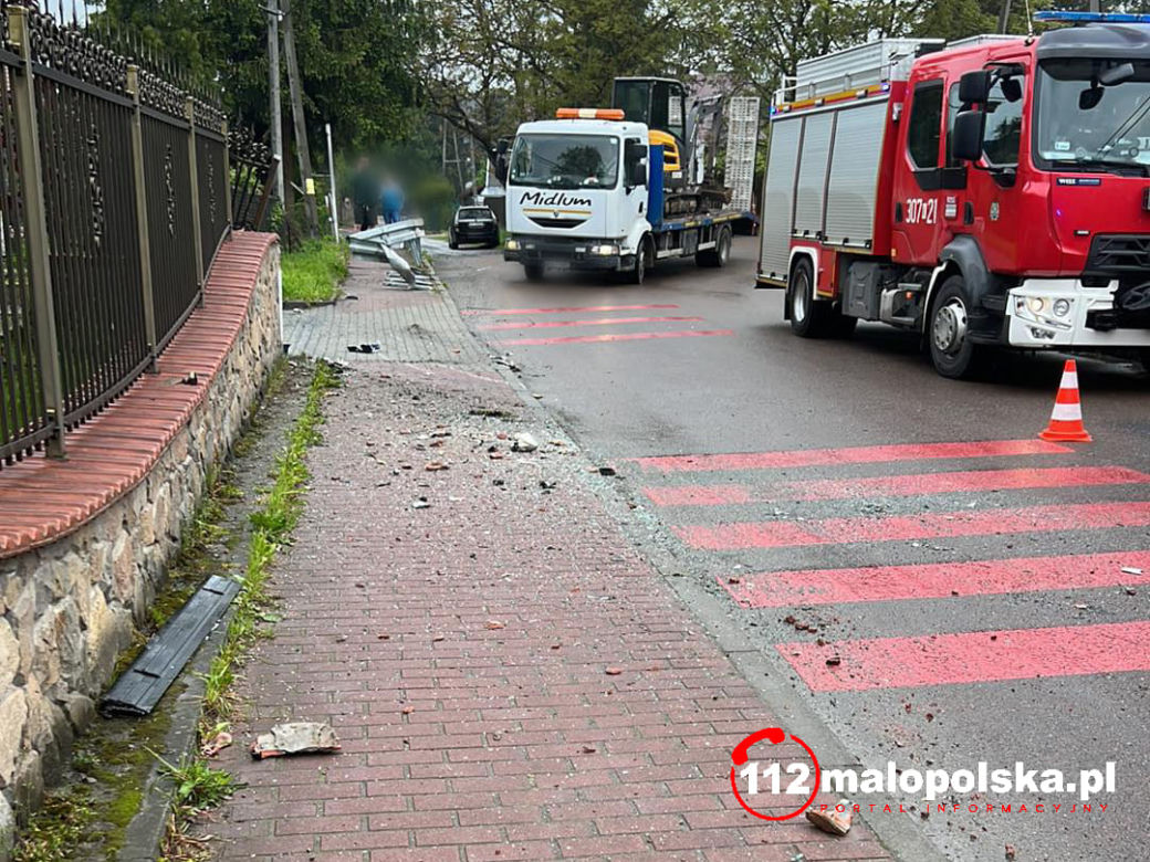Autobus MPK wjechał na posesję pod Krakowem. Są ranni