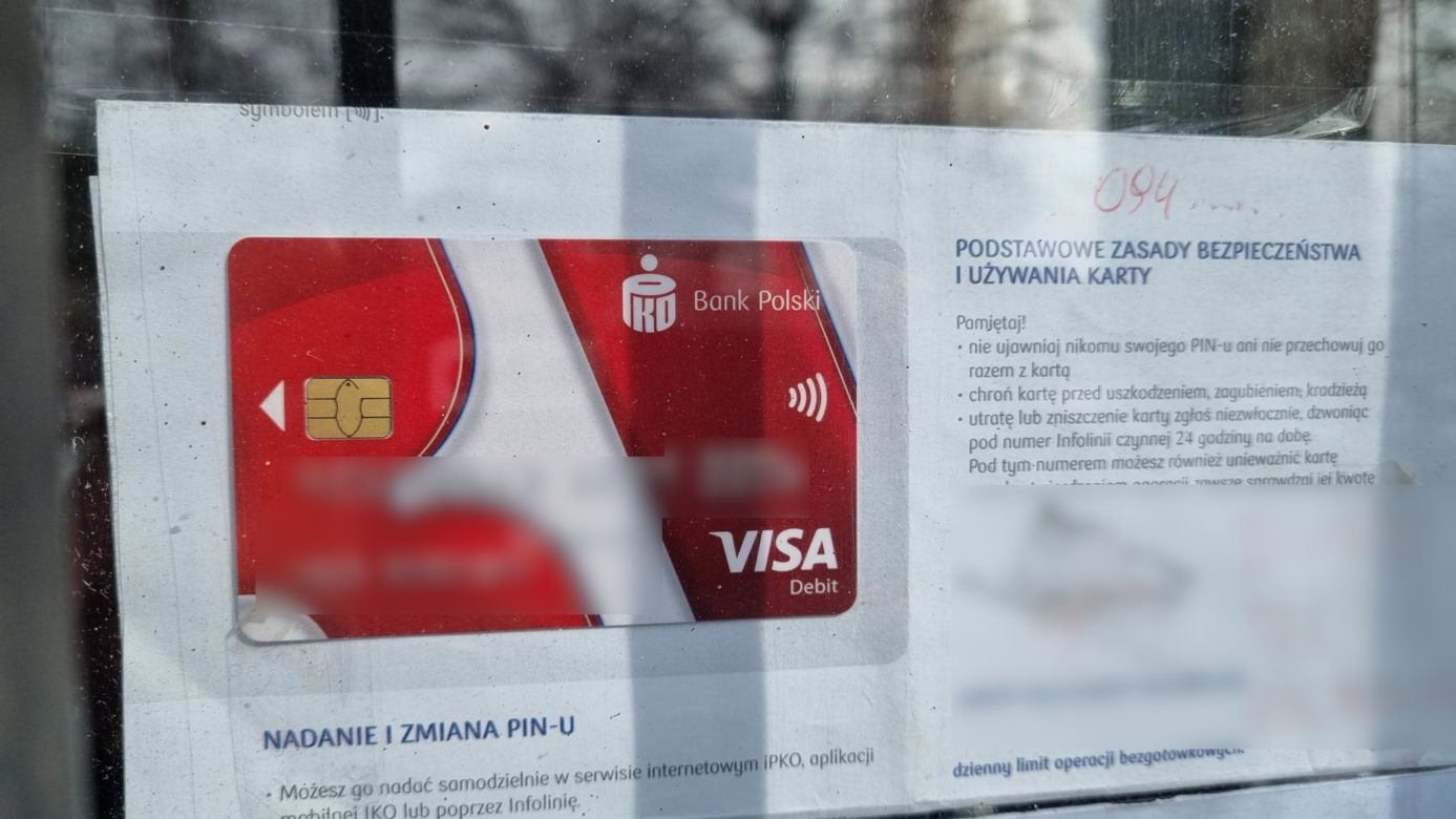  Witryna sklepu oklejona... dokumentami!