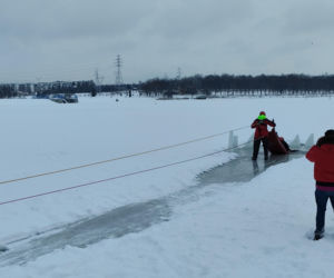 Jak uratować człowieka, gdy załamie się pod nim lód? Strażacy ćwiczyli różne scenariusze