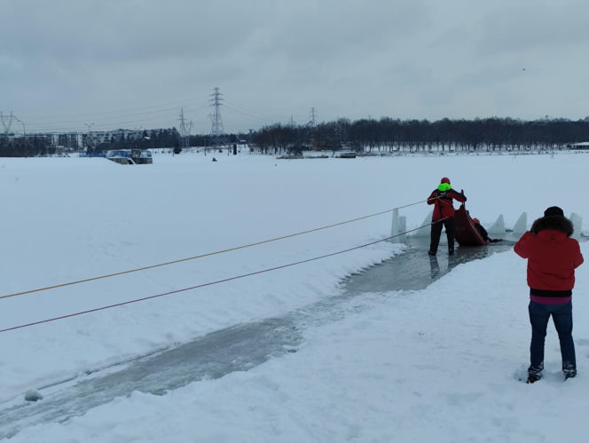 Jak uratować człowieka, gdy załamie się pod nim lód? Strażacy ćwiczyli różne scenariusze