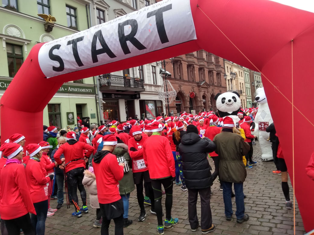 Piękny Festiwal Biegów Świętych Mikołajów Fabryki Cukierniczej Kopernik