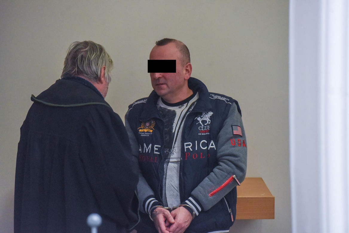 Początek procesu mężczyzny, który na ulicy odgryzł nos żonie 