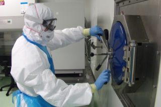 Jak pracuje największe laboratorium w Polsce badające próbki koronawirusa?