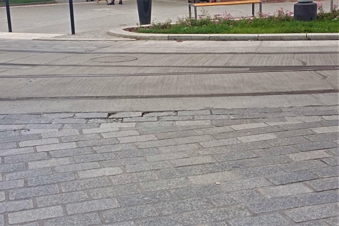 Krusząca się kostka brukowa na nowej pętli Dworzec Niebuszewo