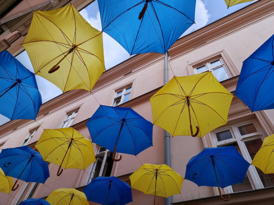 Na Tarnów wylał się hejt z powodu... parasolek. Internautom nie spodobały się kolory