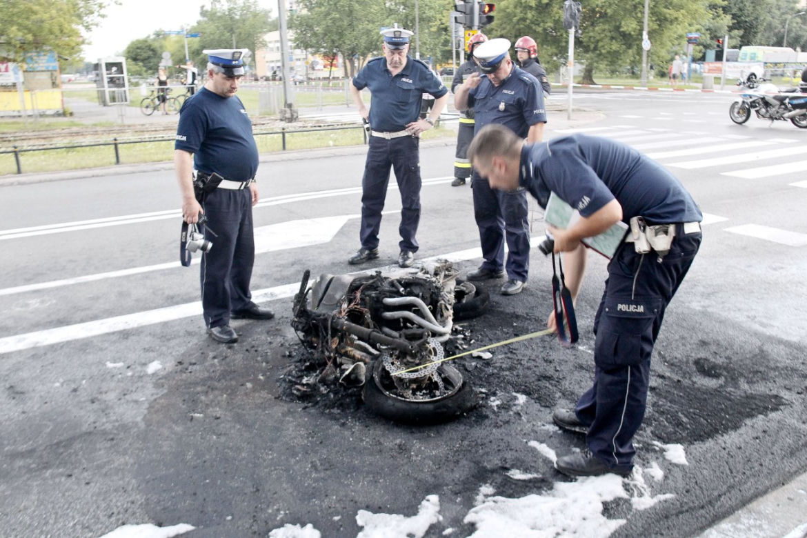 Warszawa. Motocykl spłonął na ulicy Broniewskiego