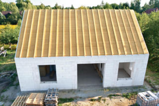 Ocieplenie dachu od zewnątrz: co wybrać i jak nie popełnić kosztownych błędów. Jak wykonać izolację nakrokwiową krok po kroku?