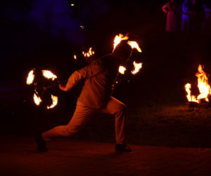 Pokaz fireshow w wykonaniu tancerzy i tancerek Teatru Ognia „Mantra” z Makowa Mazowieckiego
