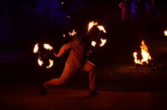 Pokaz fireshow w wykonaniu tancerzy i tancerek Teatru Ognia „Mantra” z Makowa Mazowieckiego