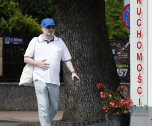 Karol Karski przyciął brwi i pojechał nad wodę