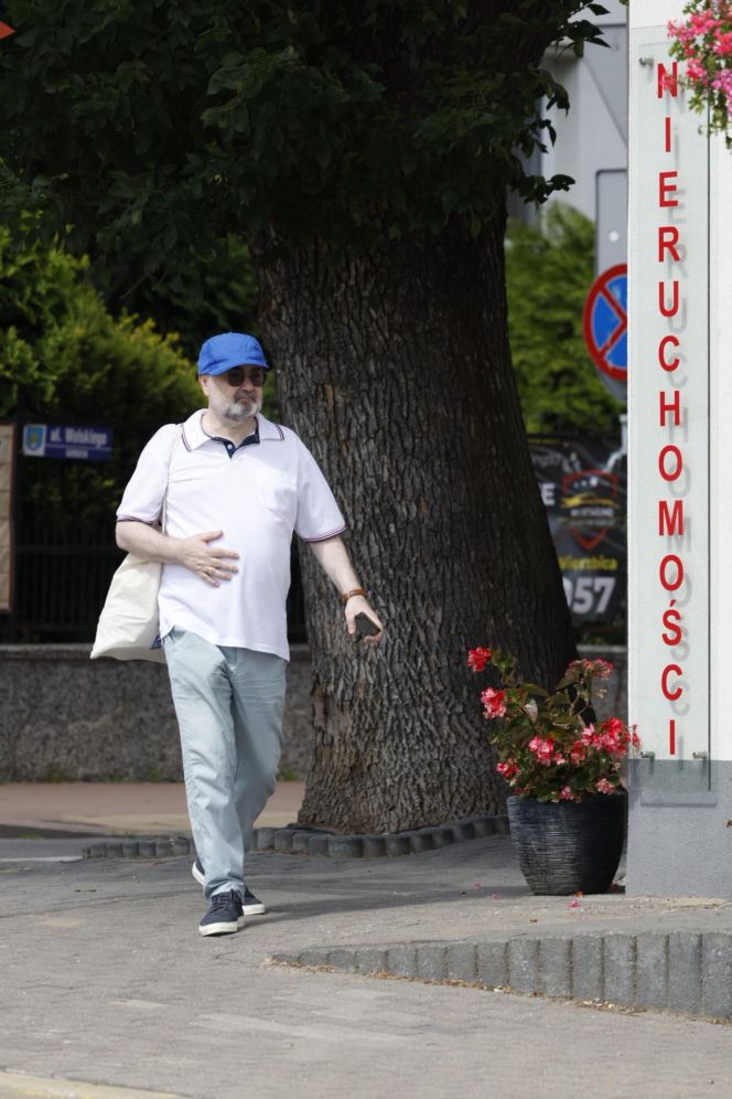 Karol Karski przyciął brwi i pojechał nad wodę