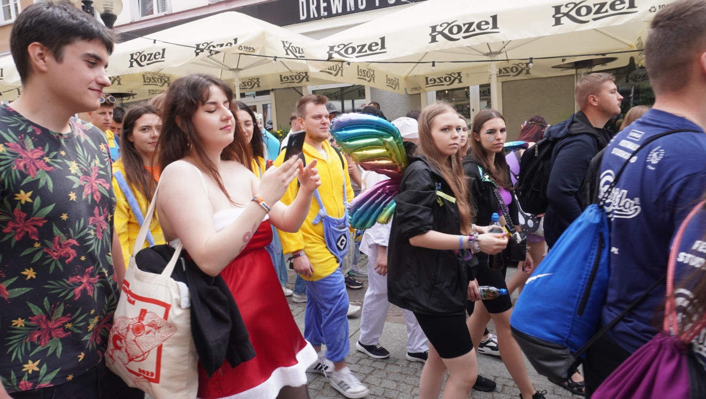 Kortowiada 2024. Parada Wydziałów przeszła ulicami miasta. Studenci tłumnie wzięli udział w imprezie