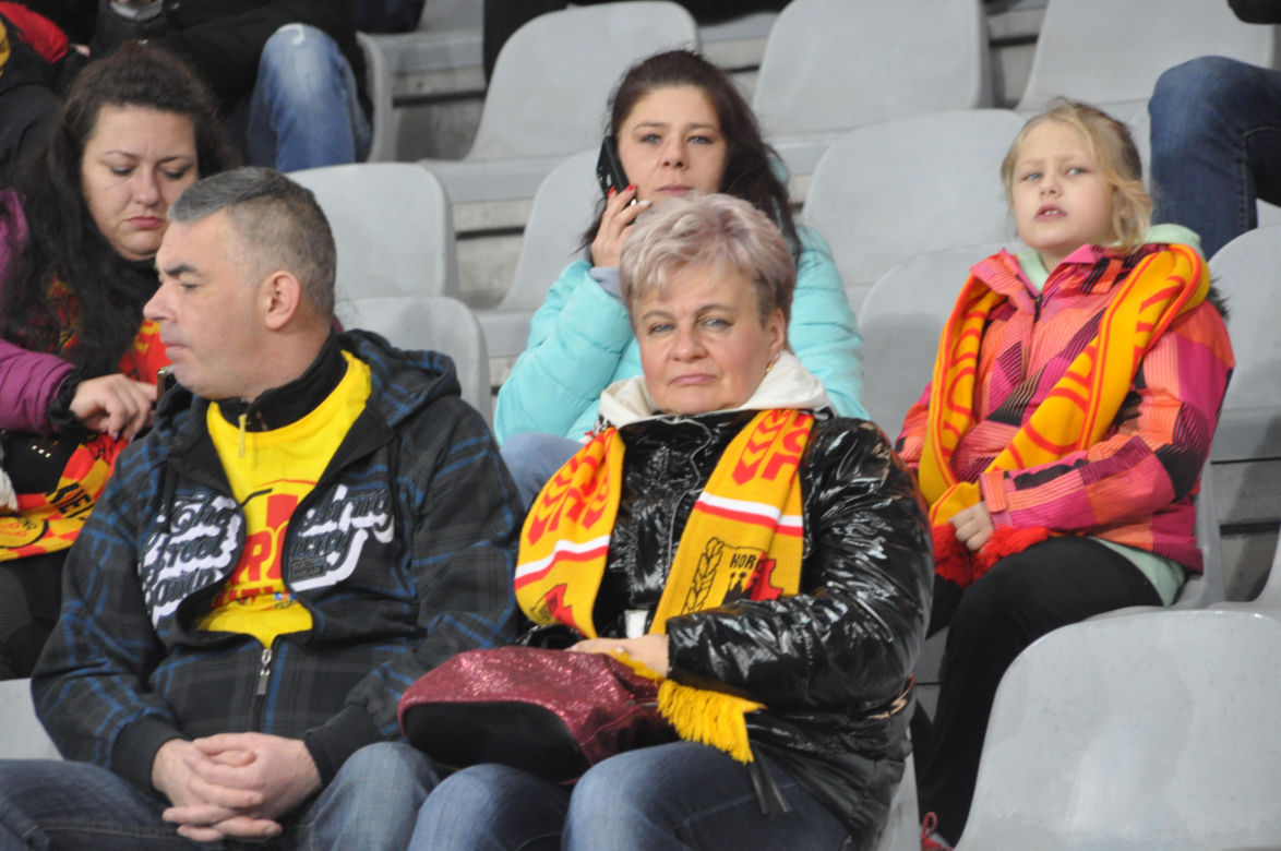Żółto-czerwono na Suzuki Arenie! Zdjęcia kibiców na meczu Korona Kielce - Jagiellonia Białystok