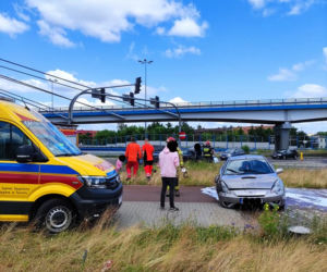 Wypadek na Szosie Lubickiej w Toruniu. Kierowca zignorował czerwone światło