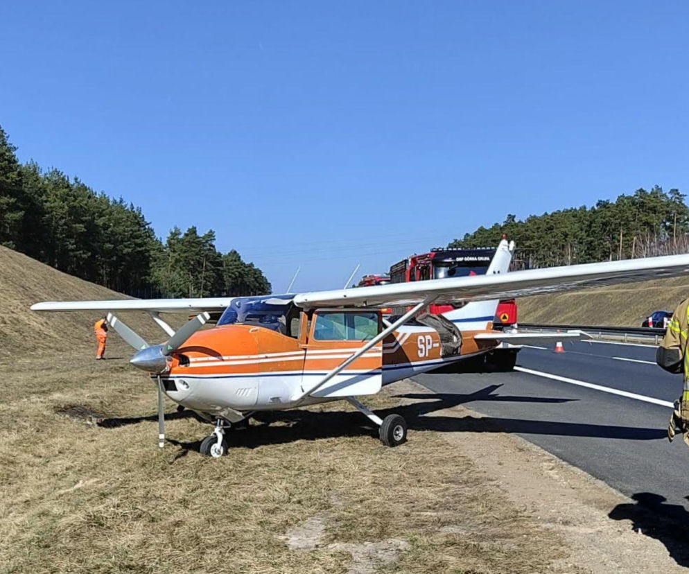 Awaryjne lądowanie na A1! Awionetka na środku autostrady. Co tam się stało?