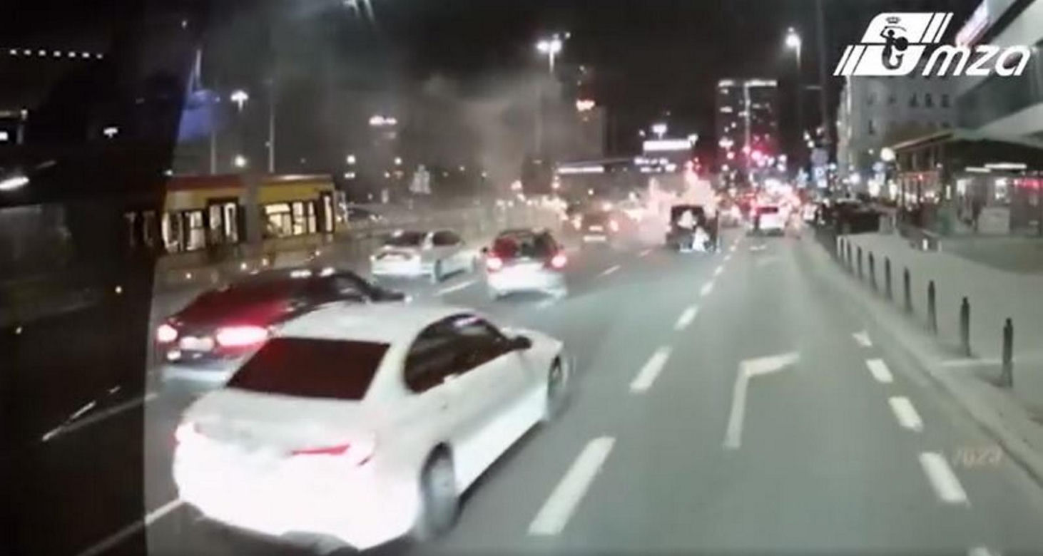 Mercedes płonął przy Dworcu Centralnym. Na ratunek ruszył kierowca autobusu