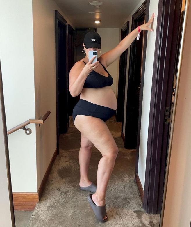 Ashley Graham znów pozuje w ciąży. I znowu całkiem nago!