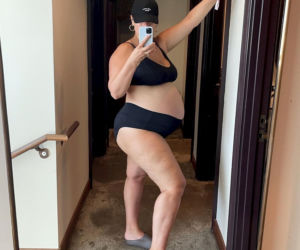 Wow! Ciężarna modelka plus size rysuje na brzuchu swoje dzieci i pozuje NAGO!